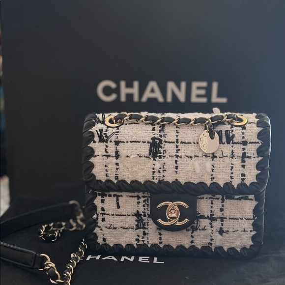 Chanel Tweed Flapbag - Picture 3 of 14